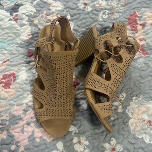 Tan, block heel sandal. Size 7.